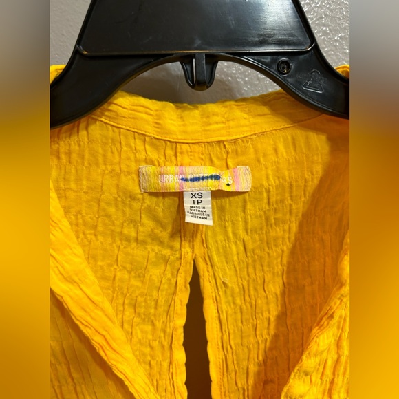 🍁Like New Women’s Urban Outfitters Key Hole Back Button Up - Picture 4 of 12